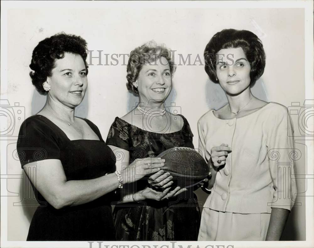 1961 Press Photo Mrs. Ted Roggen and Houston Alumni Association guests with ball- Historic Images