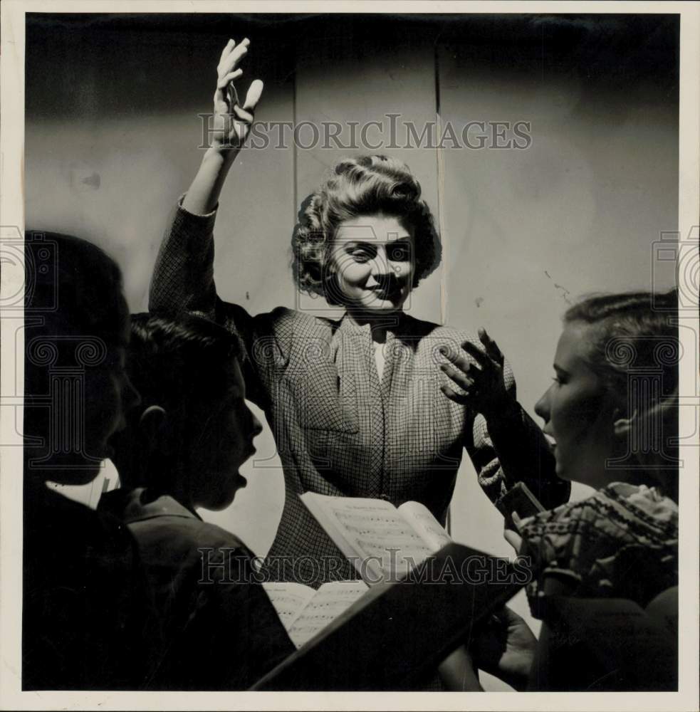 1956 Press Photo Virginia Stecher, Houston school teacher, shown with students.- Historic Images