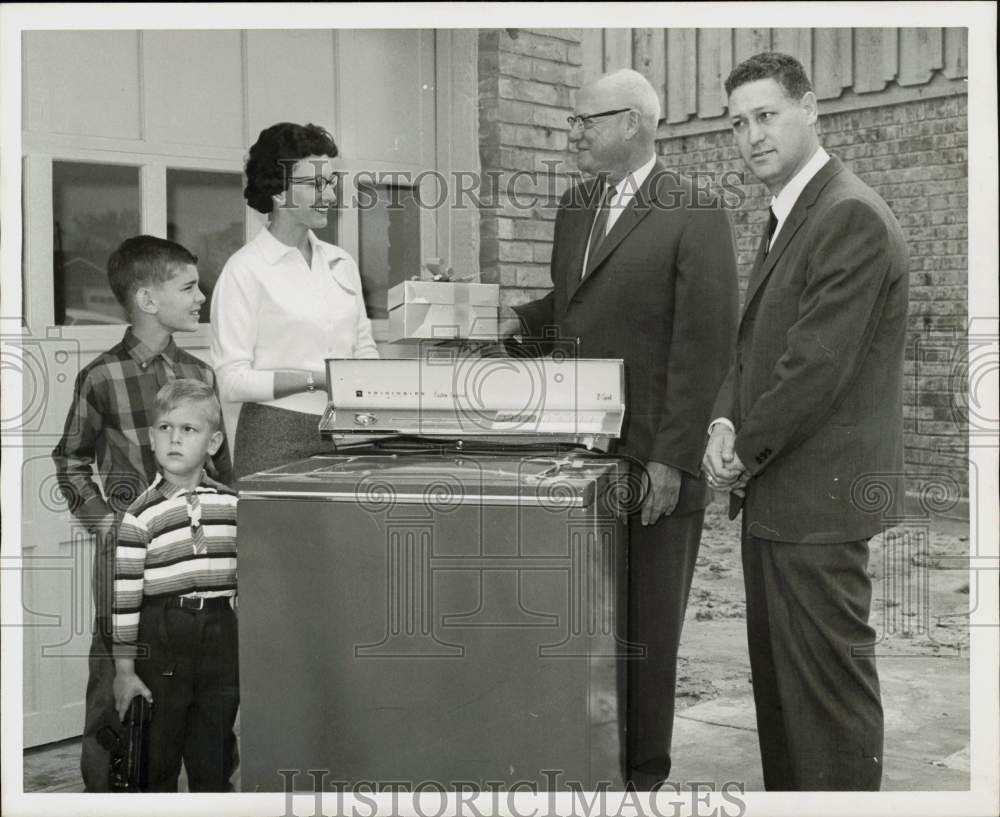 1962 Press Photo James Hamlin family presented gifts by Fred Staacke of HP&amp;L- Historic Images