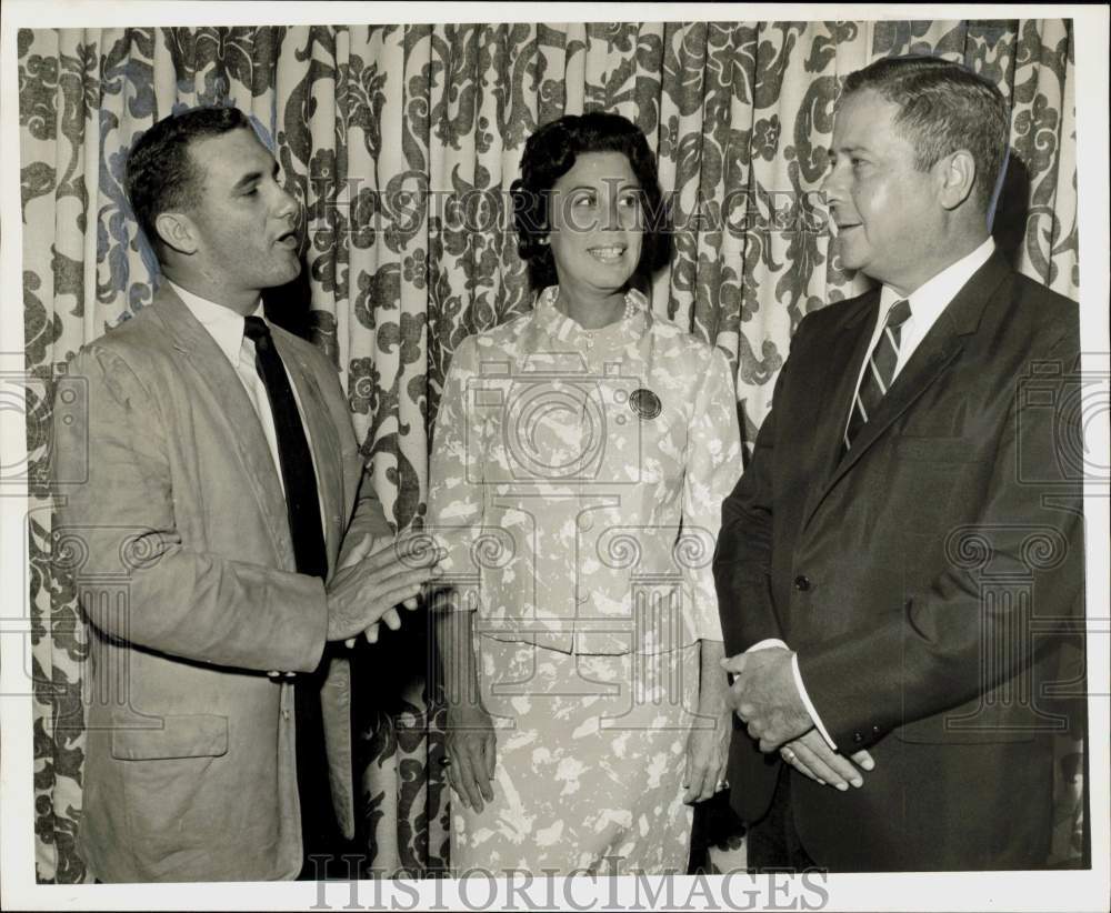 1965 Press Photo J.D. Sartwelle talks with Mr. and Mrs. Henry Newell.- Historic Images
