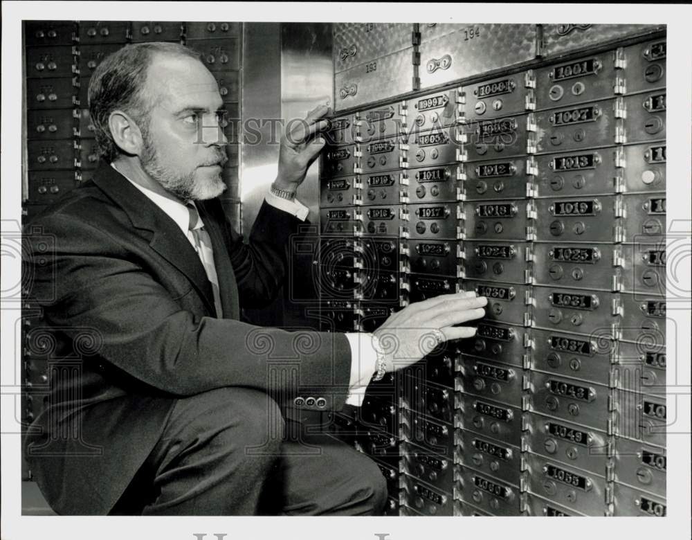 1987 Press Photo Dave McGuinn of Consultec at Citizens Bank safe deposit area.- Historic Images