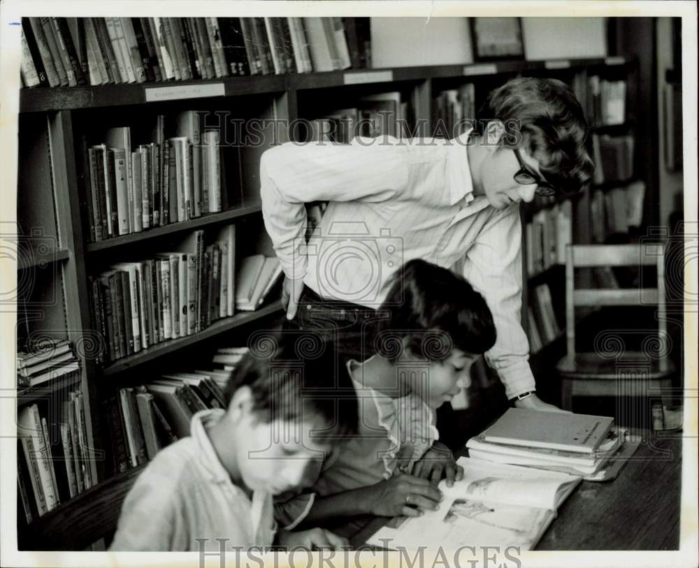 1971 Press Photo Rice University Warren Hoff tutors Harper school students.- Historic Images