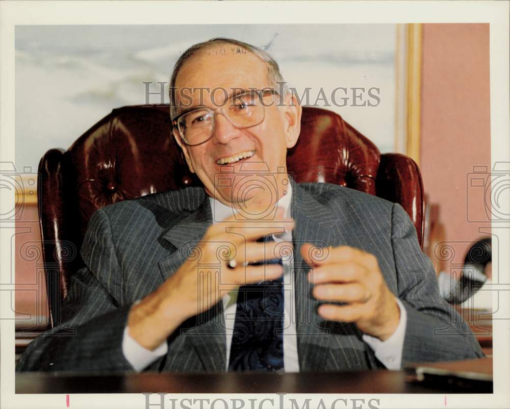 1992 Press Photo Bishop J. Woodrow Hearn gestures at Methodist Center Building.- Historic Images