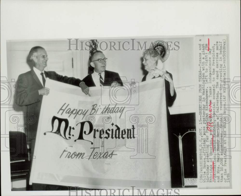 1959 Press Photo Jim Ethridge and officials pose with Eisenhower birthday &#39;card&#39;- Historic Images