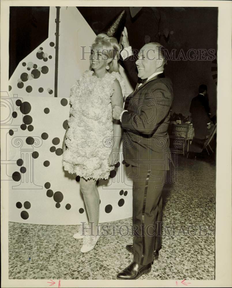 1968 Press Photo Mr. and Mrs. Harry Burkett attend costume ball in Houston, TX- Historic Images