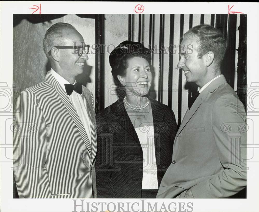 1965 Press Photo Joseph and Mrs. Barbish talk with playwright Paul Zindler.- Historic Images