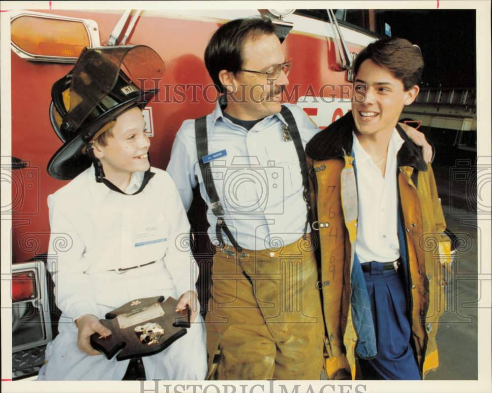 1993 Press Photo Houston fireman Jackie Hanson poses with sons at Station 25.- Historic Images