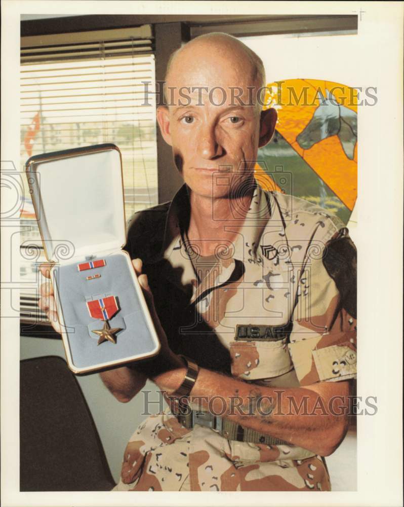 1991 Press Photo Staff Sergeant Jon Smith with bronze star with valor award.- Historic Images