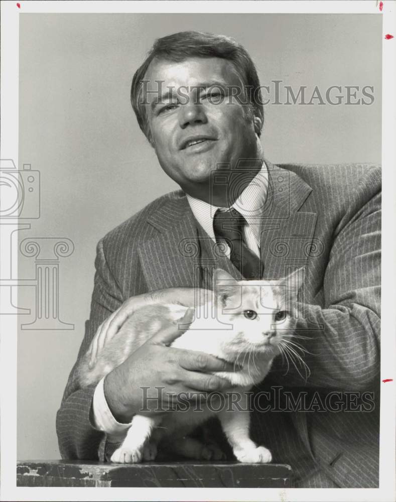 1979 Press Photo Actor Joe Don Baker &amp; Cat on &quot;Eischied&quot; TV Series - hpp04918- Historic Images