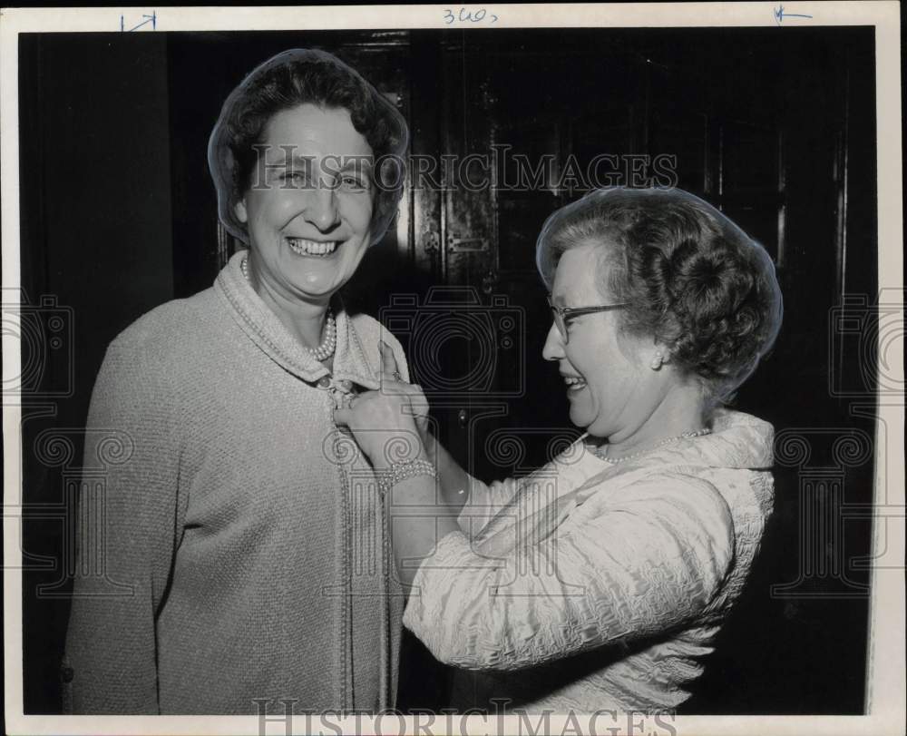 1965 Press Photo Lady Barbirolli Initiated by Helen Bishop to Delta Omicron - Historic Images