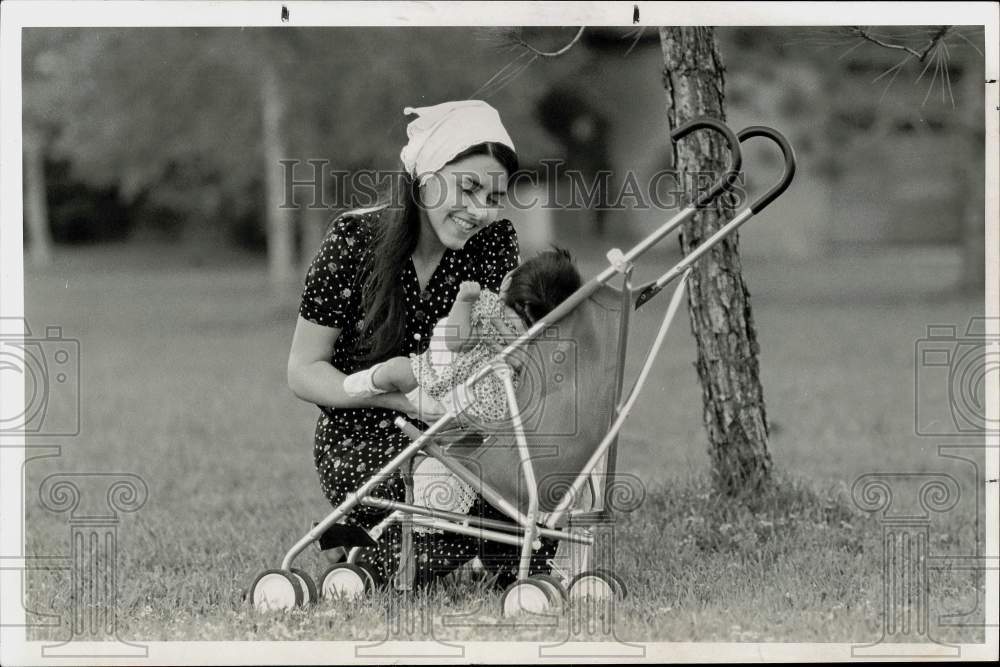 1974 Press Photo Manuel Chavez Family Members - hpp07280- Historic Images