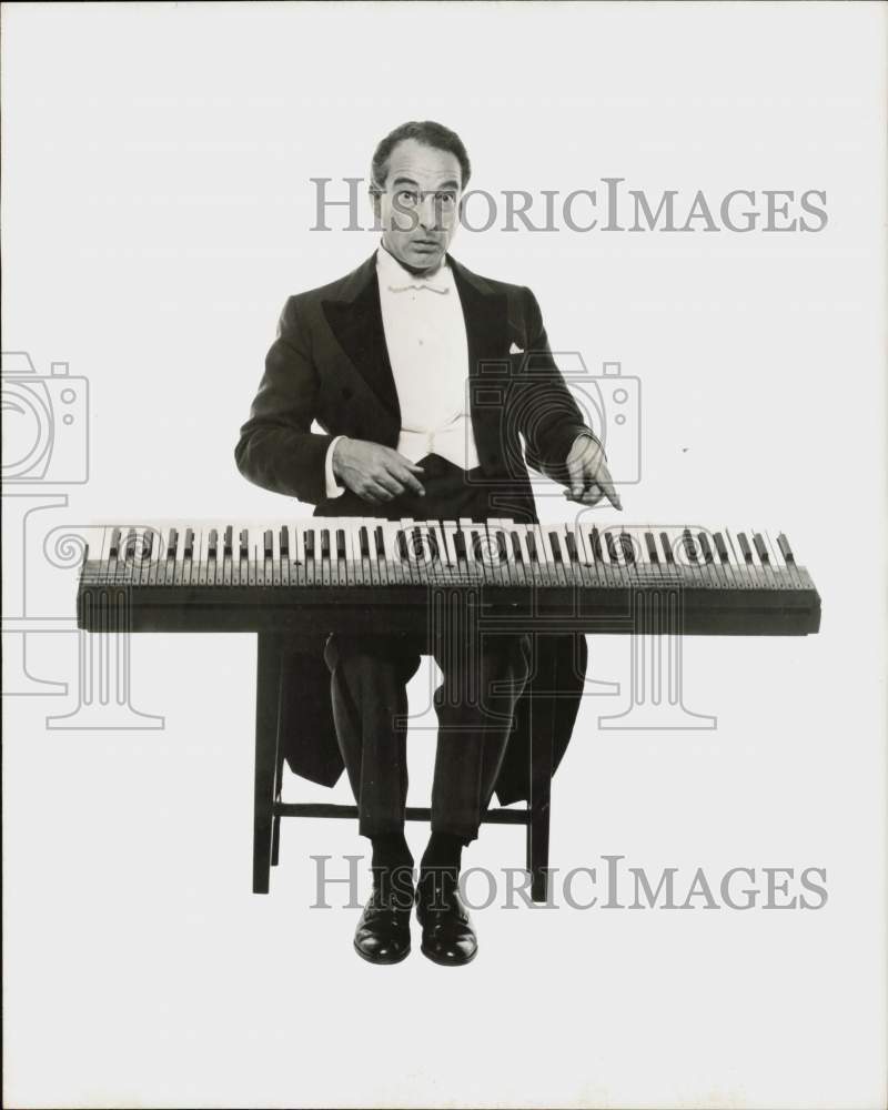 1958 Press Photo Actor-Pianist Victor Borge - hpp11246- Historic Images