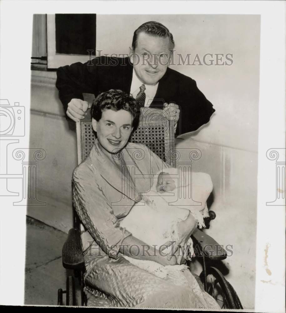 1955 Press Photo Dragnet star Ben Alexander poses with wife and new daughter