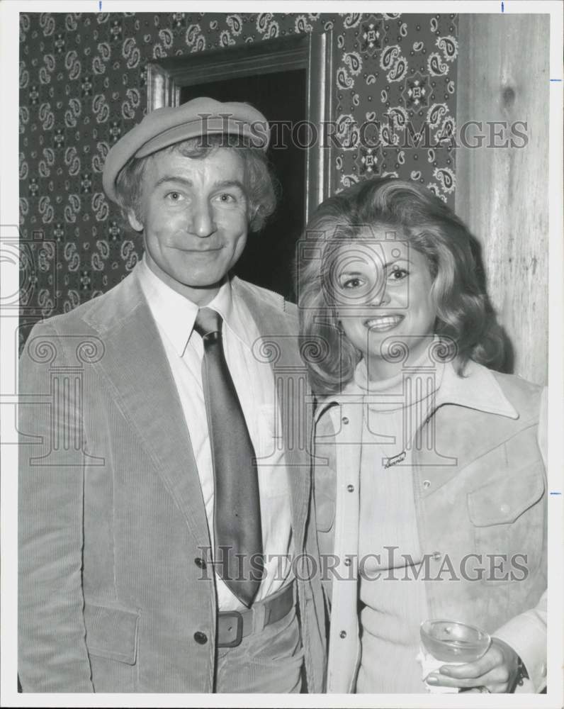 1975 Press Photo Henry Gibson poses with realtor Bonnie Robinson at party.- Historic Images