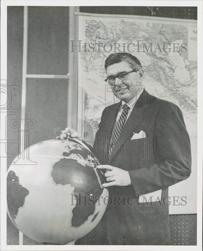 1957 Press Photo Carter Davidson hosts &quot;America Looks Abroad.&quot; - hpp14610- Historic Images