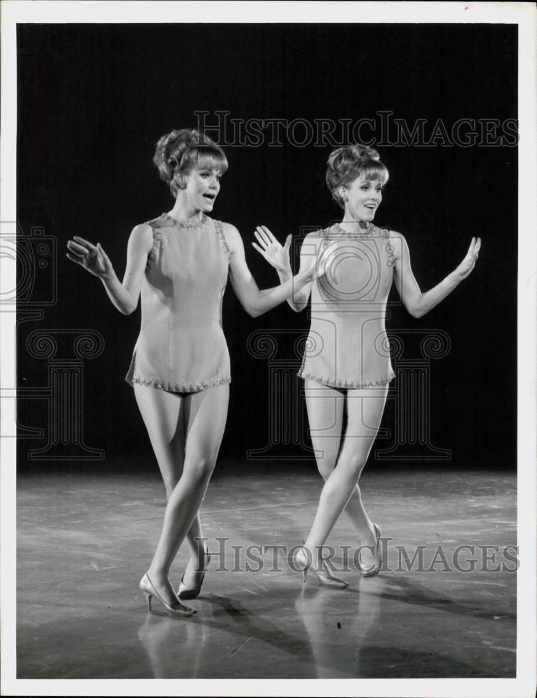 Press Photo The Kessler Twins on &quot;Continental Showcase,&quot; on CBS Television.- Historic Images