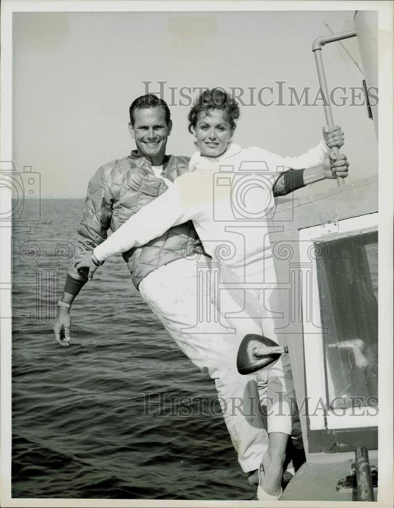 1959 Press Photo John Compton &amp; Rebecca Welles Sailing in Santa Catalina Island- Historic Images