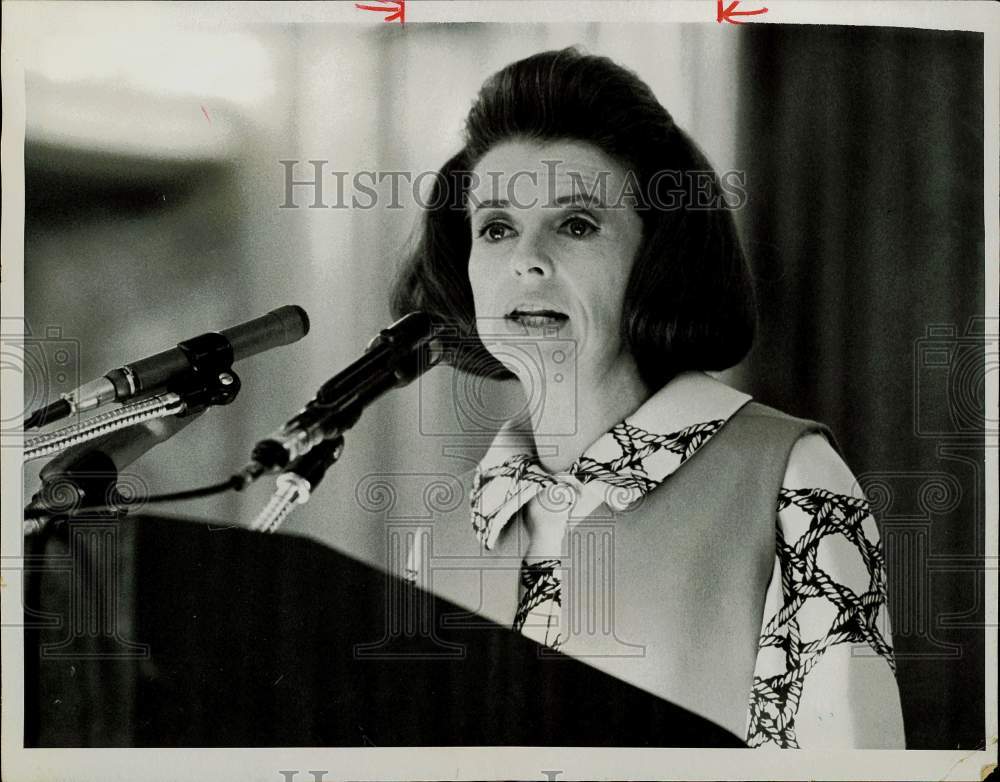 1969 Press Photo Actress Betty Furness Speaks at Podium - hpp25347- Historic Images