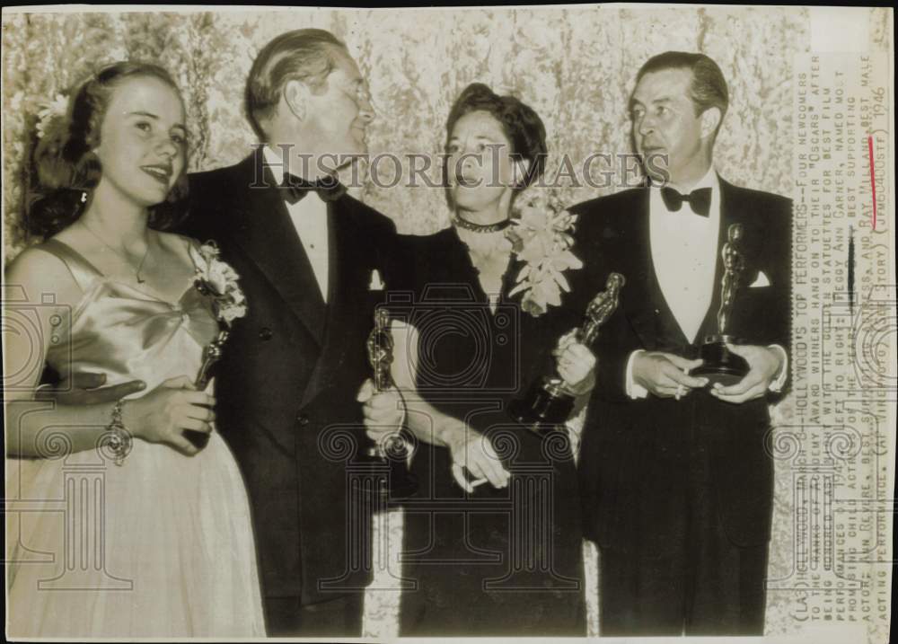 1946 Press Photo Academy Award Winners Pose with Oscar Statuettes, Hollywood- Historic Images