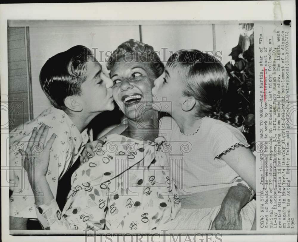 1960 Press Photo Actress Mary Martin Kissed by &quot;The Sound of Music&quot; Co-Stars- Historic Images