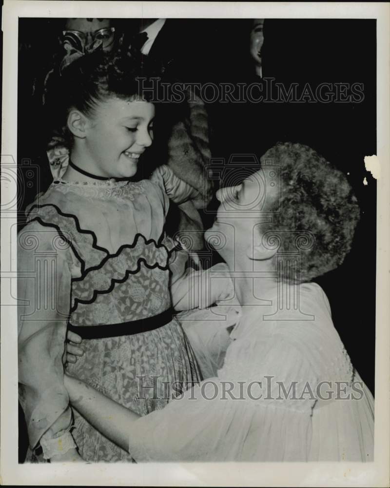 1951 Press Photo Actress Mary Martin with Daughter at London&#39;s Theater Royal- Historic Images