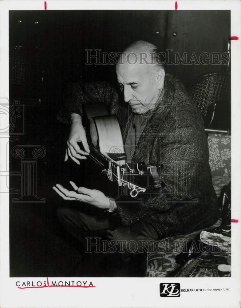 1974 Press Photo Carlos Montoya, Flamenco guitarist performs in Music Hall.- Historic Images