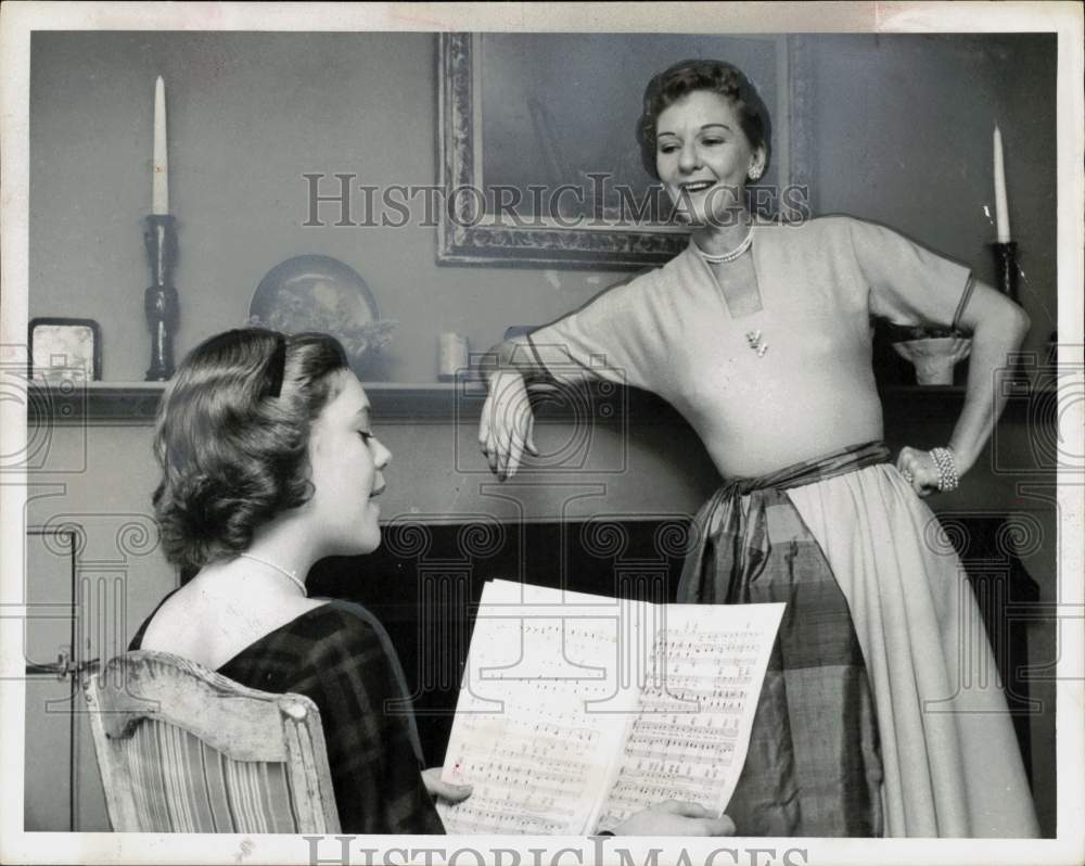 1955 Press Photo Mary Martin &amp; Daughter Heller Halliday at Home in Connecticut- Historic Images