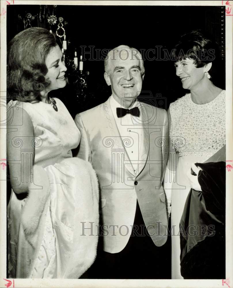 1966 Press Photo Fred Waring with Saint Joseph Hospital Charity Show Chairmen- Historic Images