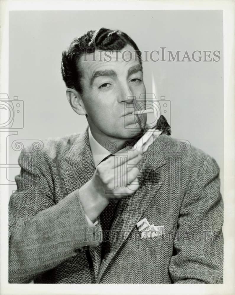 1958 Press Photo Toby Reed, Television Emcee, Lighting Cigarette with ...