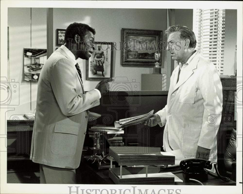 1979 Press Photo Actors Brock Peters &amp; Jack Klugman on &quot;Quincy&quot; - hpp32572- Historic Images