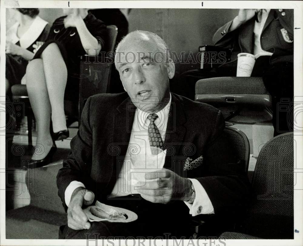 1965 Press Photo Austin Symphony Conductor Ezra Rachlin at Astrodome&#39;s Sky Boxes- Historic Images