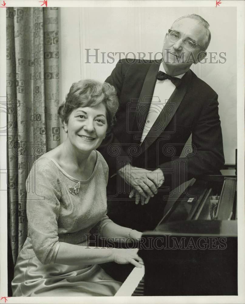 1965 Press Photo Moreland Kortkamp and Dr. A. Clyde Roller at Piano - hpp33318- Historic Images