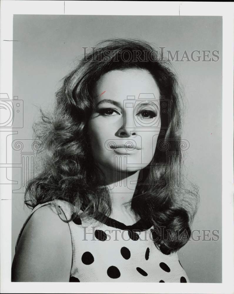 1966 Press Photo Italian Actress Luciana Paluzzi - hpp34727- Historic Images