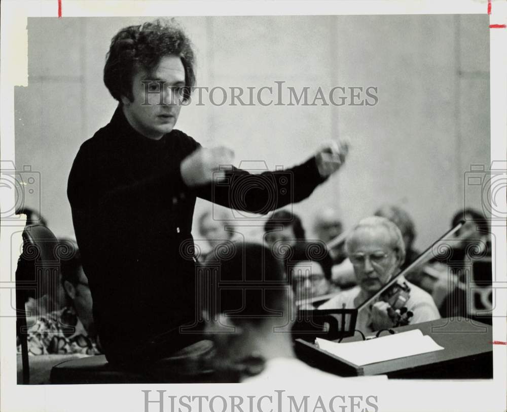 1977 Press Photo Michael Palmer, guest conductor rehearsing Houston Symphony.- Historic Images