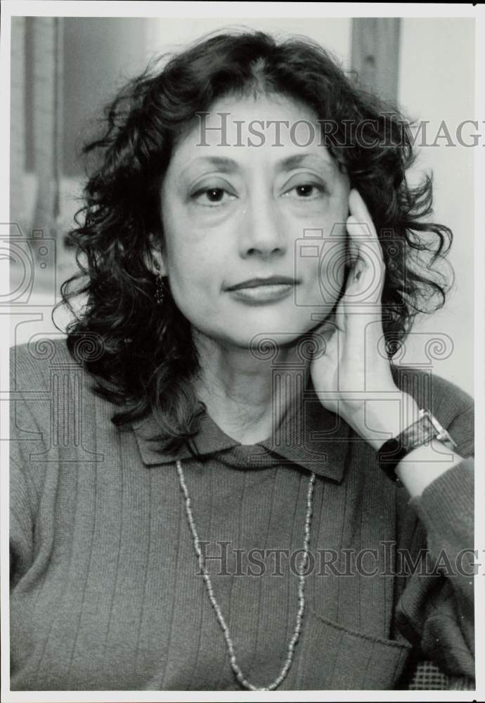 1989 Press Photo Author Bharati Mukherjee in New York - hpp37405- Historic Images