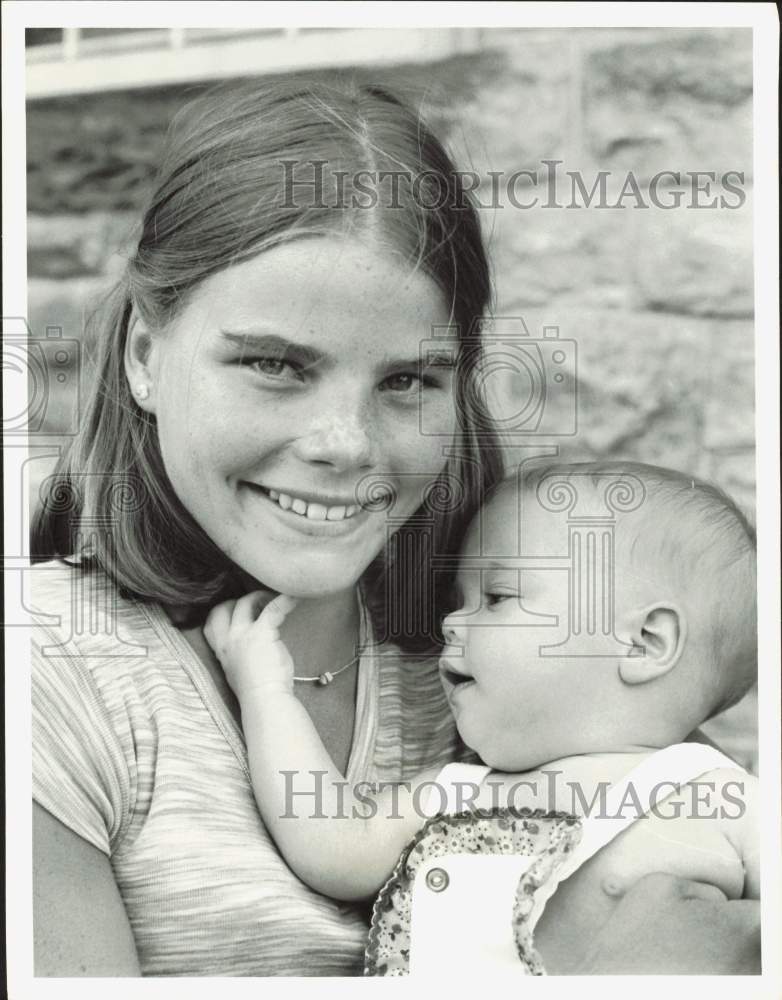 1977 Press Photo Actress Mariel Hemingway, Baby in &quot;I Want To Keep My Baby&quot;- Historic Images