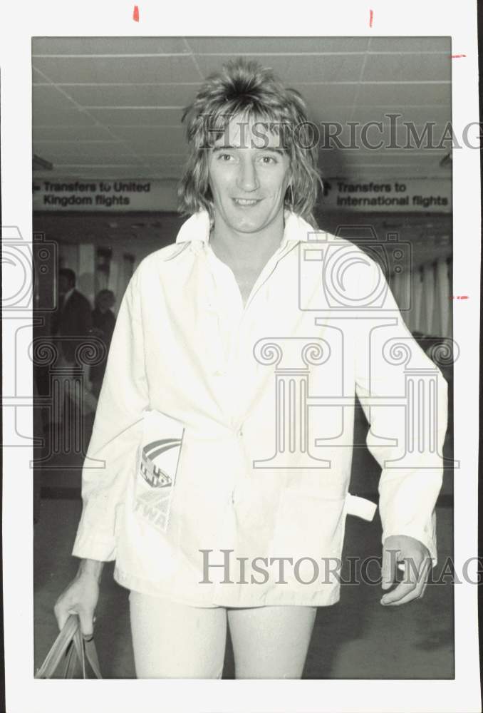 1977 Press Photo Singer Rod Stewart at London&#39;s Heathrow Airport - hpp40295- Historic Images