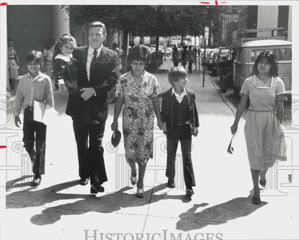 1980 Press Photo TV Newsman Judd McIlvain &amp; Family Leave Federal Building- Historic Images