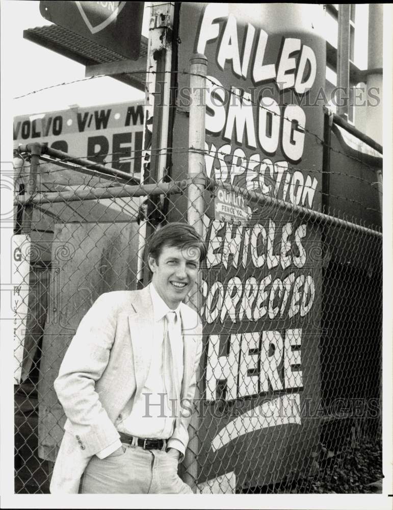 1984 Press Photo Actor Dennis Dugan on Melrose Ave. in Hollywood - hpp41264- Historic Images