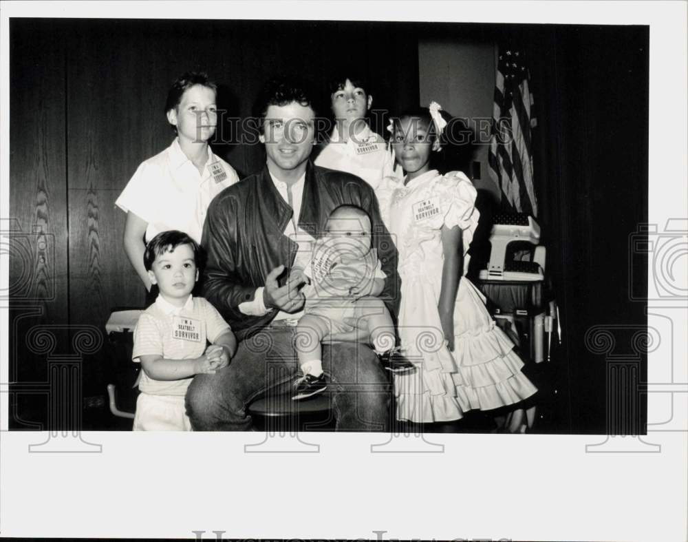 1986 Press Photo Actor Patrick Duffy with &quot;Seatbelt Survivors&quot; - hpp41286- Historic Images