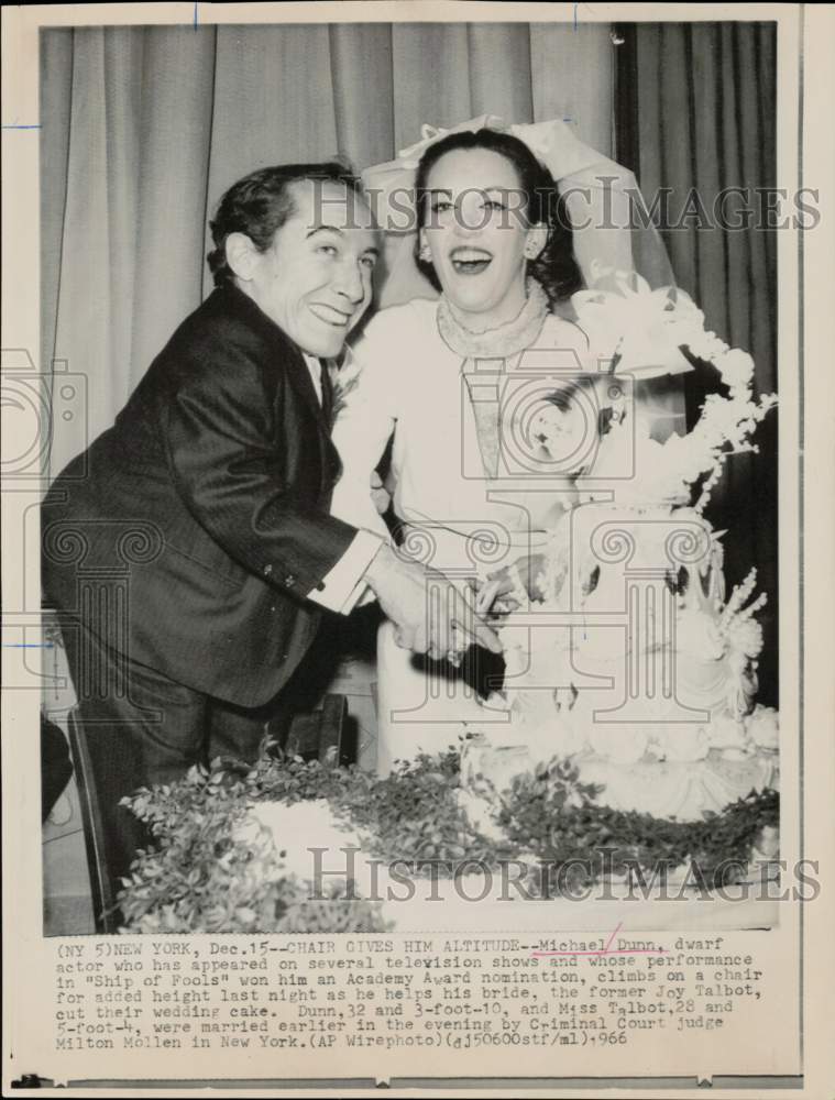 1966 Press Photo Actor Michael Dunn &amp; Wife Joy Talbot on Wedding Day, New York- Historic Images