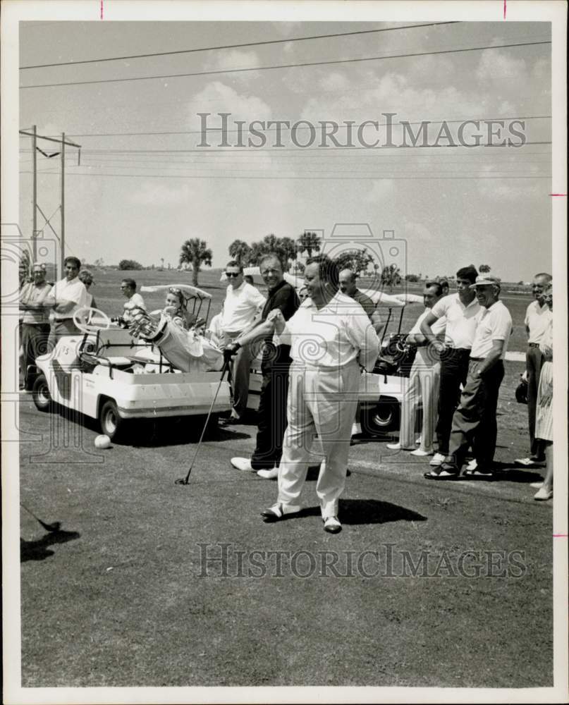 1966 Press Photo Entertainer Jackie Gleason on Golf Course - hpp42425- Historic Images