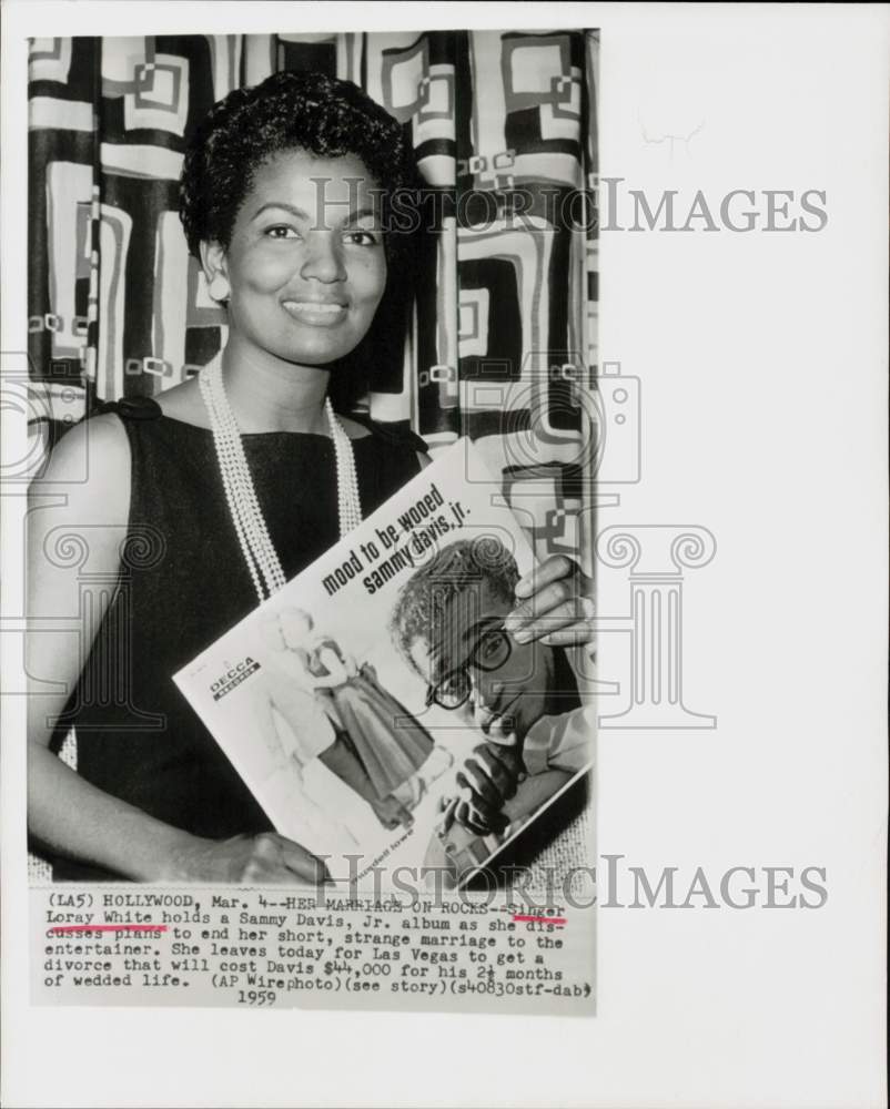 1959 Press Photo Singer Loray White Holds Sammy Davis, Jr. Album - hpp42483- Historic Images