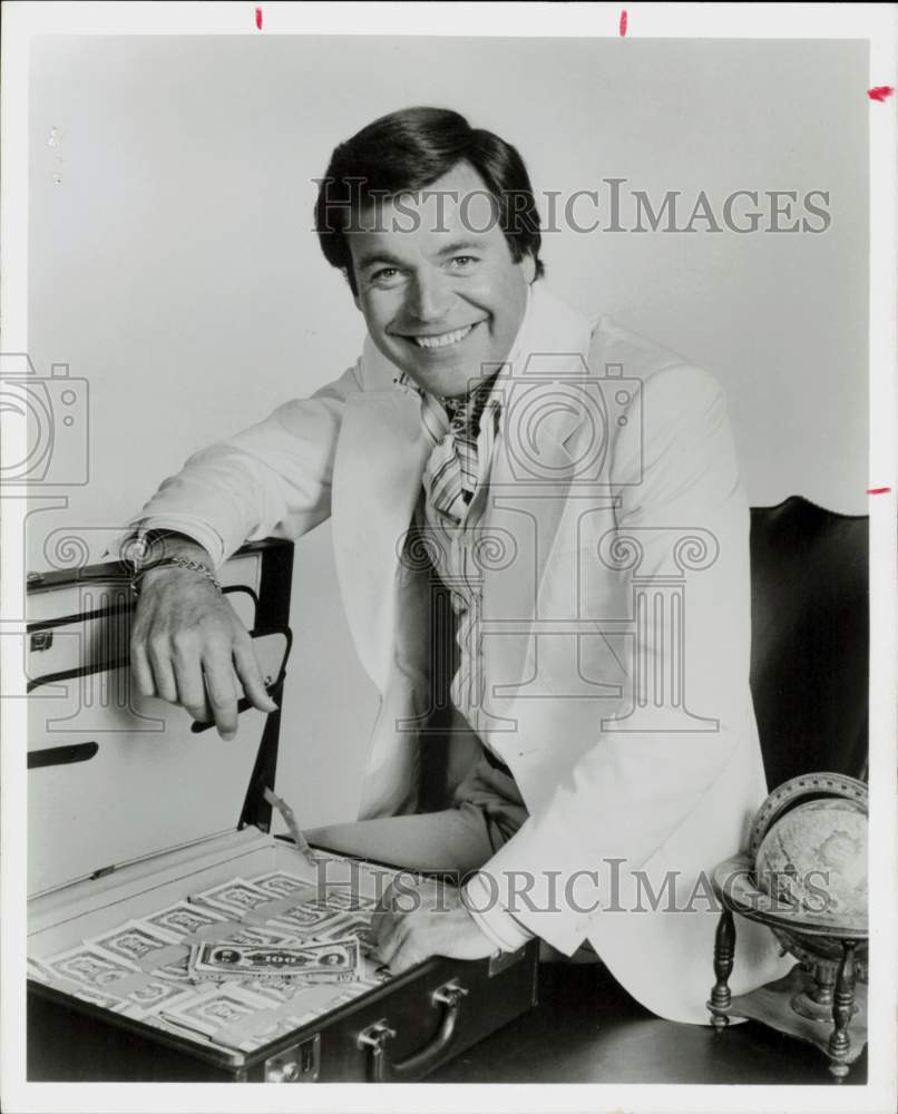 1976 Press Photo Actor Robert Wagner with Briefcase Full of Money - hpp42640- Historic Images