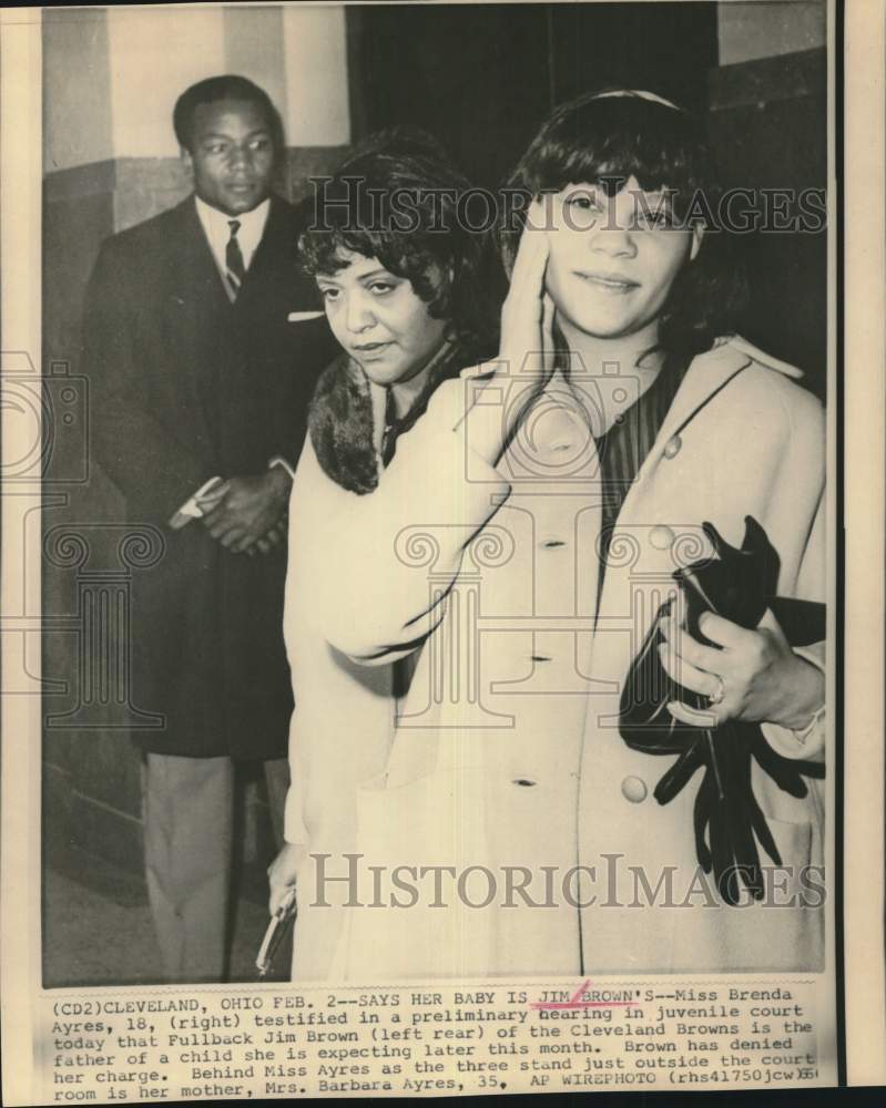 1966 Press Photo Brenda Ayres and mother Barbara outside court in Cleveland- Historic Images