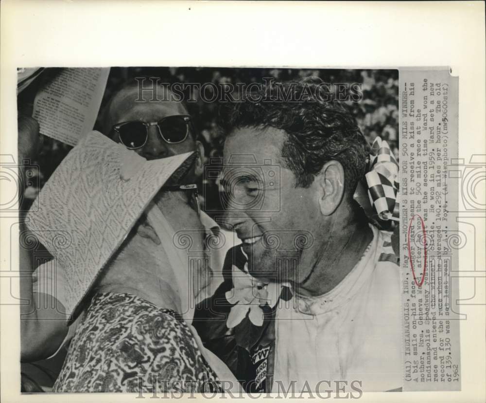 1962 Press Photo Rodger Ward gets kiss from his mother at Indianapolis Speedway - Historic Images