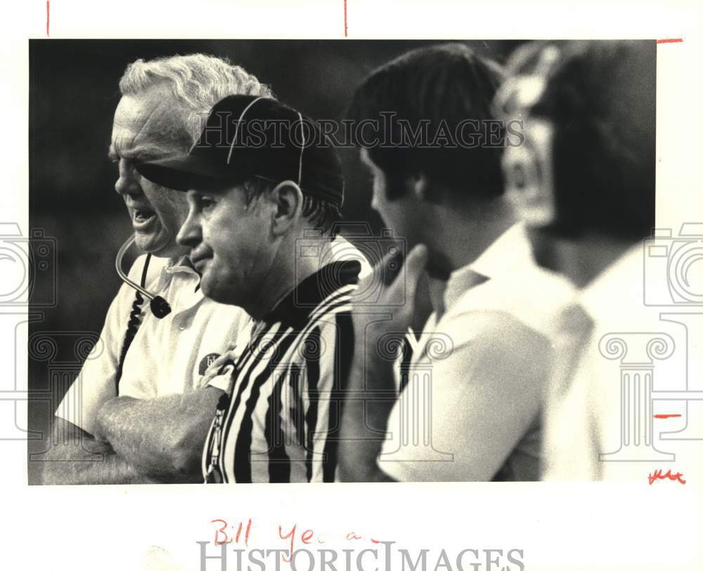 1979 Press Photo University of Houston football Bill Yeoman talks to ref- Historic Images