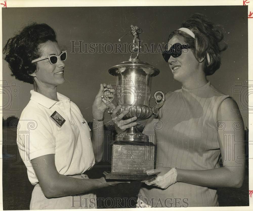 1967 Press Photo Golfer Estelle Walcoff and Mrs. E.C. Rottersmann hold trophy- Historic Images