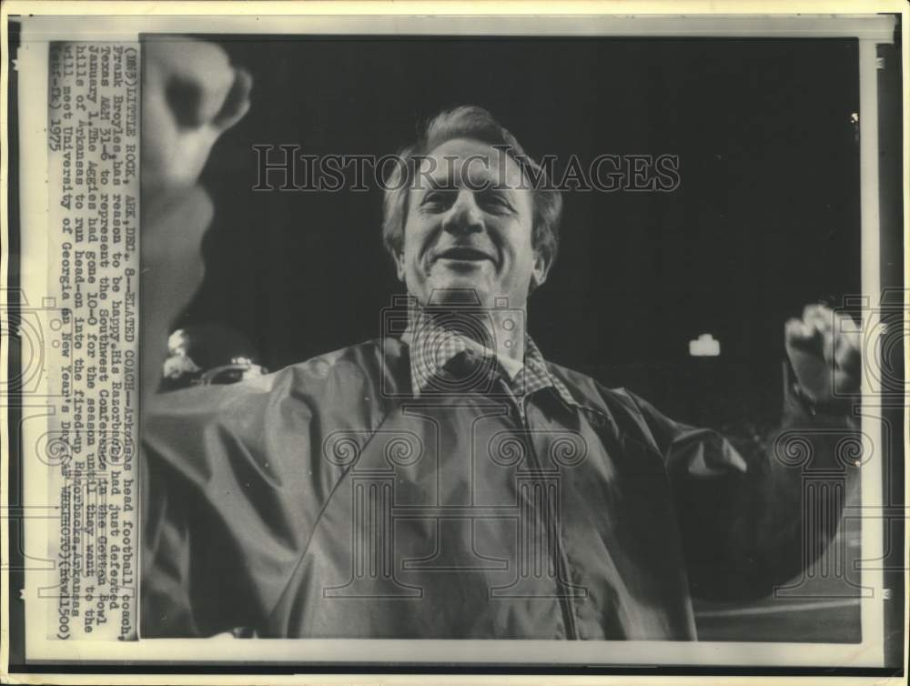 1975 Press Photo Frank Broyles celebrates Razorback football win over Texas A&amp;M - Historic Images