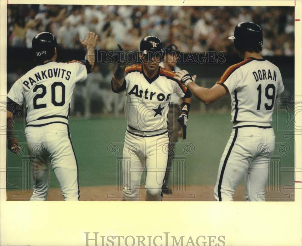 1988 Press Photo Alex Trevino congratulated by his Astros&#39; teammates.- Historic Images